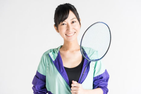 レディースバドミントンのダブルスの【サーブまわり】と相手を崩す3つのコースとは